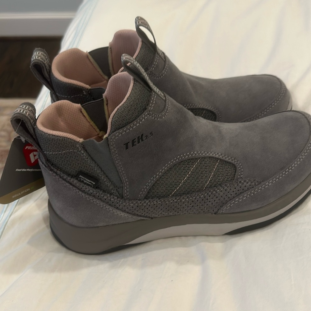 LL BEAN WOMEN’S  TEK 2.5 PULL-ON WINTER BOOT/SNEAKERS
